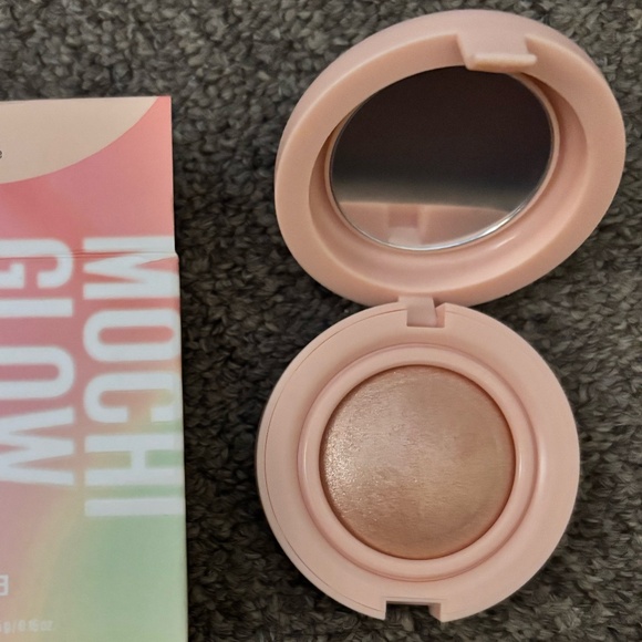 NEW - KAJA Mochi Glow Bouncy Shimmery Highlighter in LUNA - Full Size - Picture 5 of 8